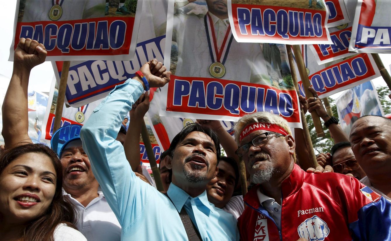 Partidarios de Pacquiao esperan su llegada frente a la Comisión Electoral en Manila, el 16 de octubre de 2015 (Reuters)