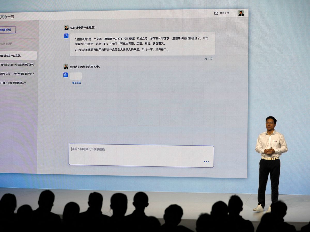 Foto: El cofundador y CEO de Baidu, Robin Lin, presenta su propio chatbot. (Tingshu Wang)