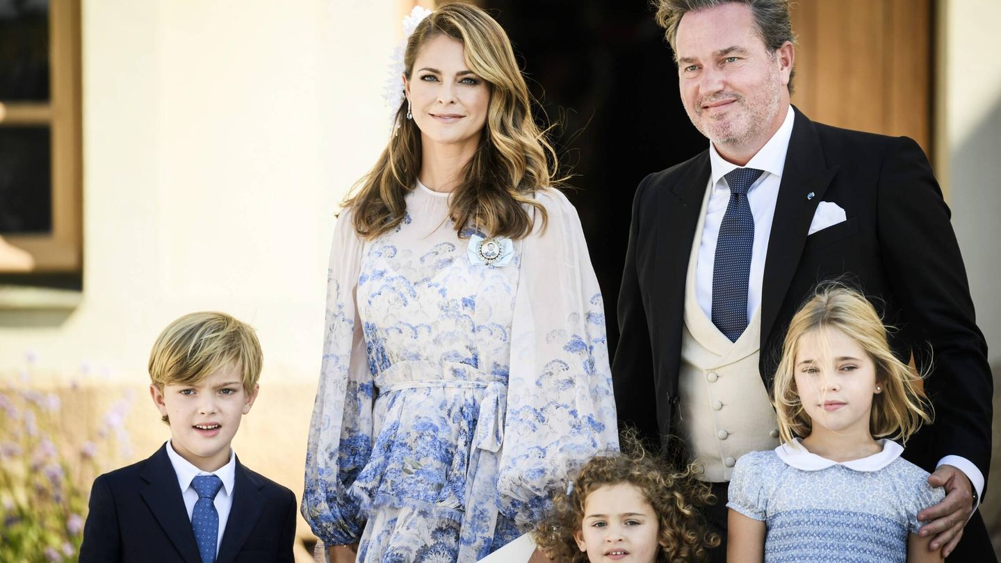 Magdalena de Suecia, junto a Chris O'Neill y sus tres hijos tras el bautizo del príncipe Julian. (CP)