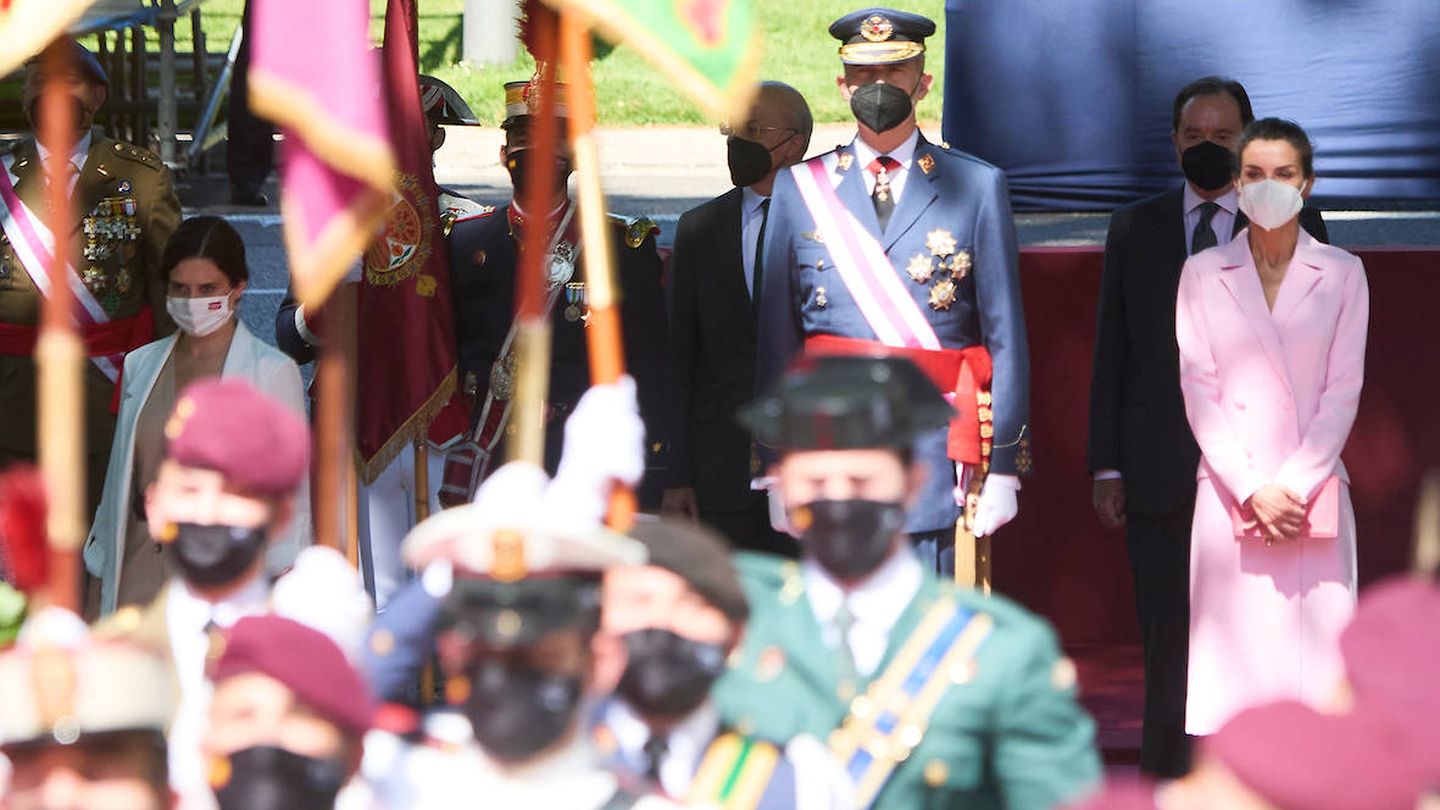 Los Reyes y el resto de personalidades observando el desfile militar. (Limited Pictures)