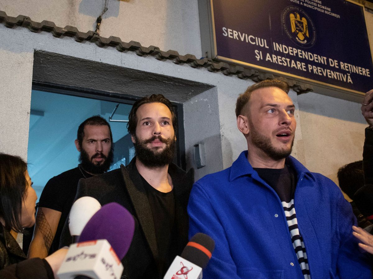 Foto: Andrew y Tristan Tate, a su salida de la cárcel en Rumanía. (Reuters)