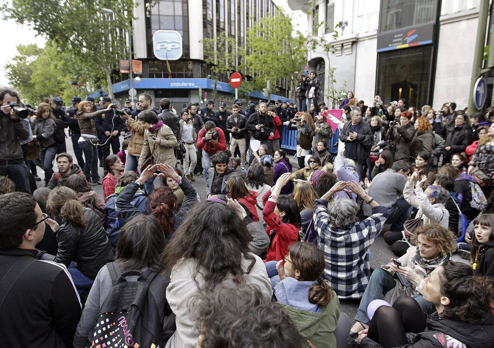 Foto: Cientos de personas se manifiestan frente a la sede del PP en la calle Génova (EFE)