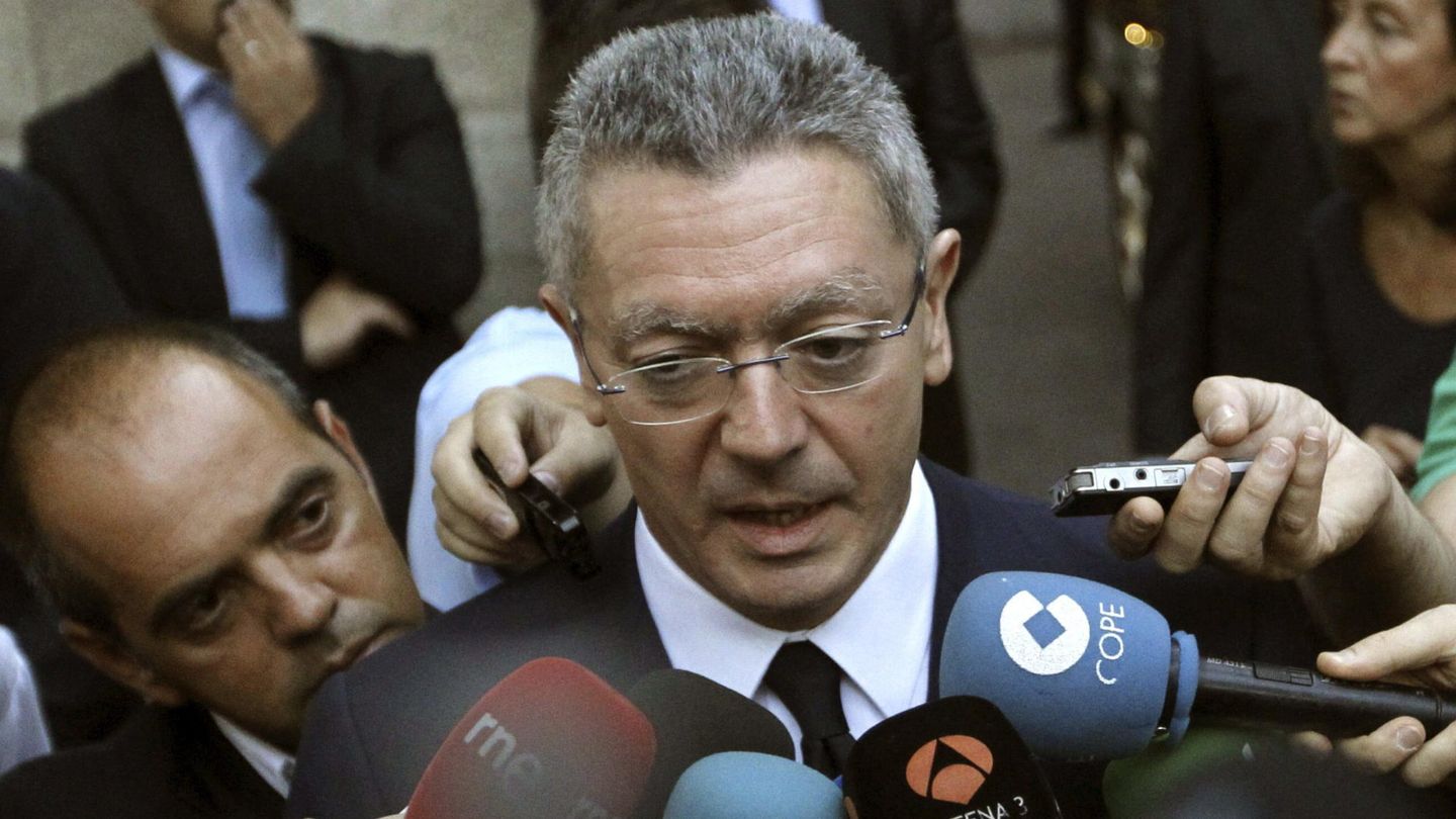 El ministro Ruiz-Gallardón acudió al hospital al conocerse la noticia. (Efe)