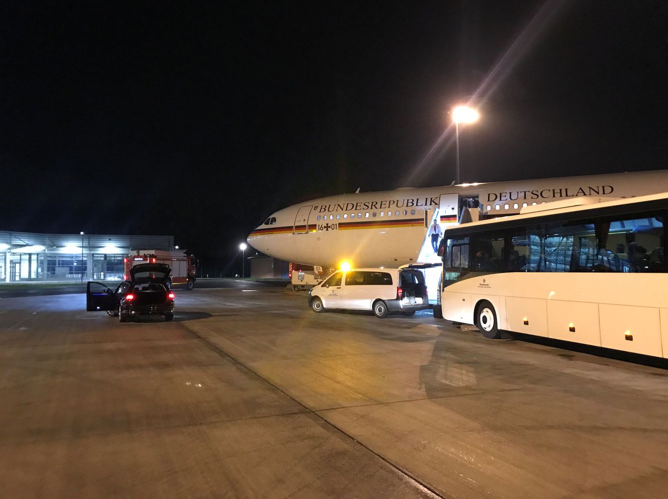 El avión Airbus A340 que transportaba a la delegación alemana al G-20, obligado a aterrizar en Bonn al poco del despegue por un fallo técnico. (Reuters) 