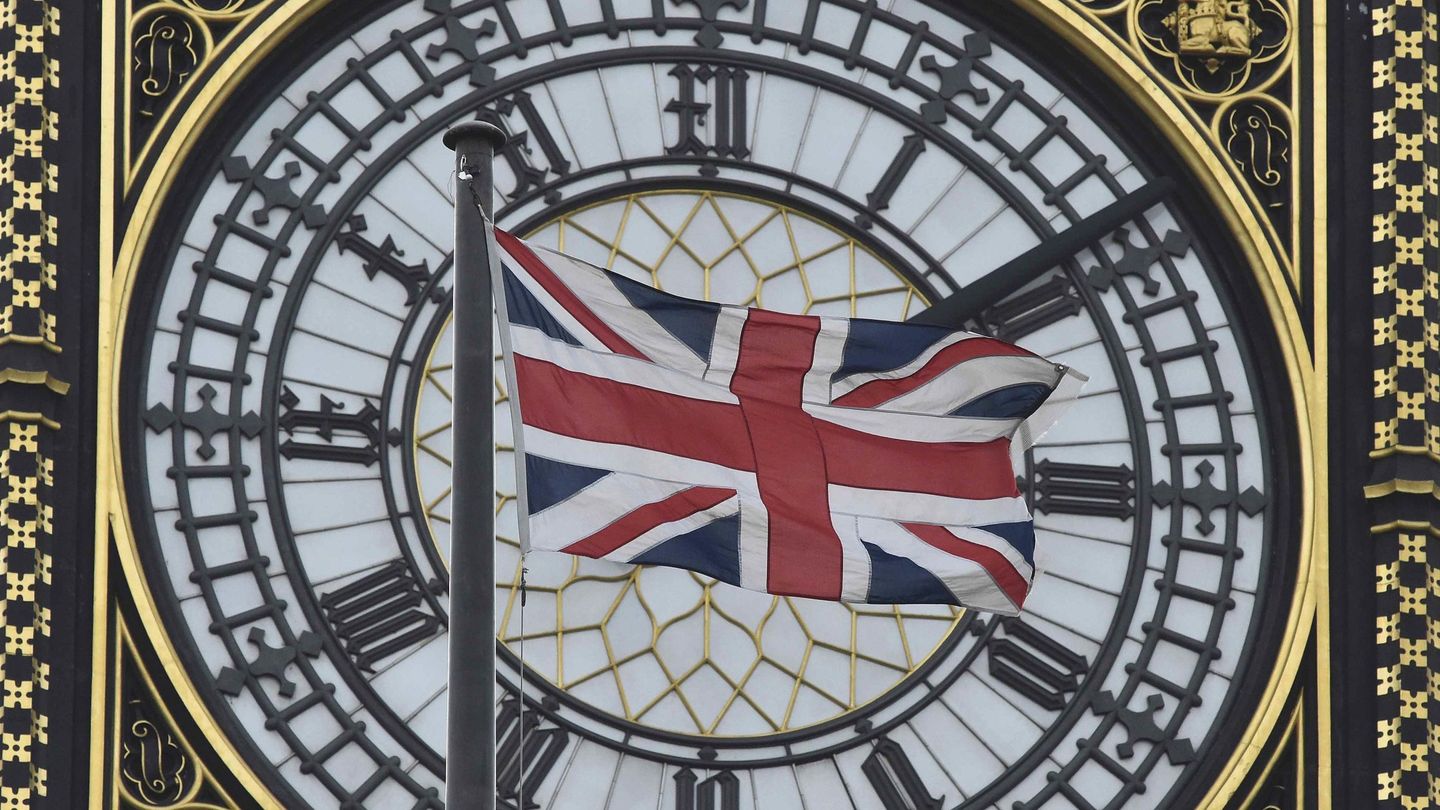 La bandera de Gran Bretaña ondea sobre el Big Ben. (Reuters)