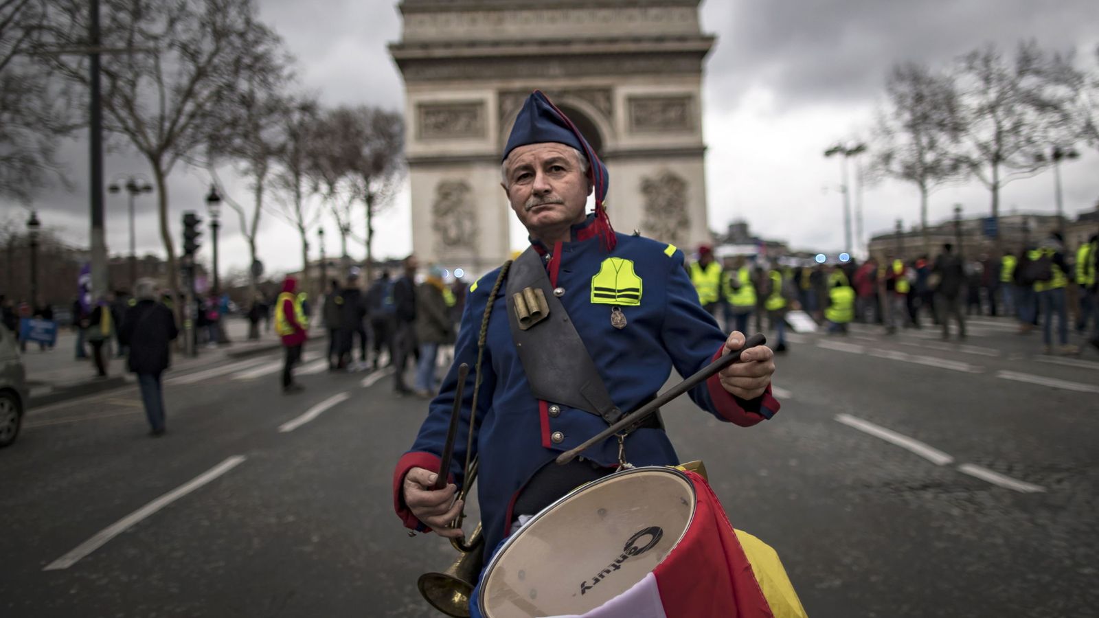 Foto: Un protestante secunda la marcha en París. (Reuters)