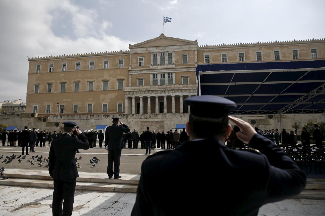 Policías saludan durante el himno nacional en la preparación del desfile en Atenas (Reuters).