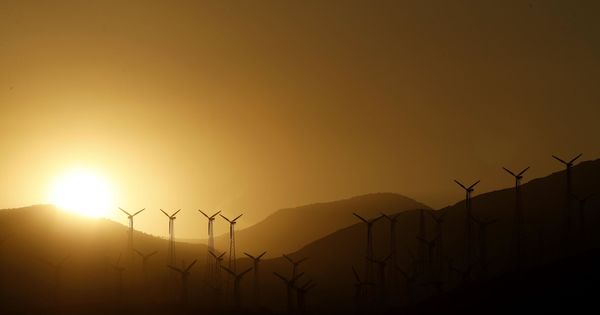 Foto: Turbinas eólicas en una colina. (EFE)