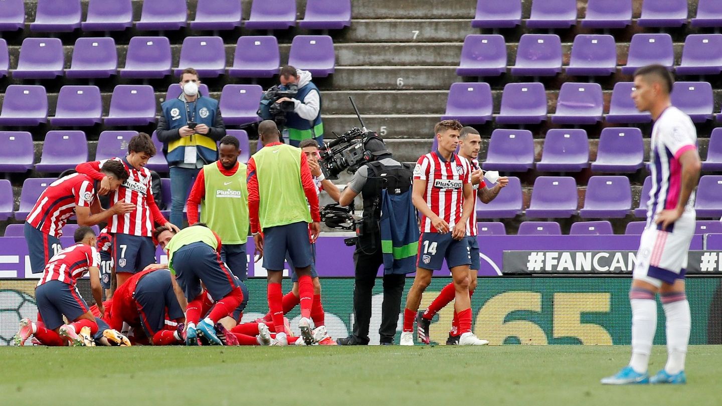La plantilla del Atlético celebra el tanto de Suárez. (Efe)
