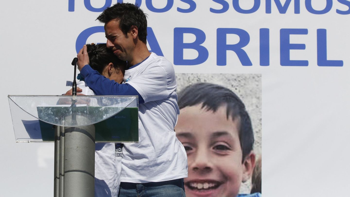 Patricia Ramírez y Ángel Cruz, los padres de Gabriel, del menor abrazándose durante una concentración en Almería. (EFE)