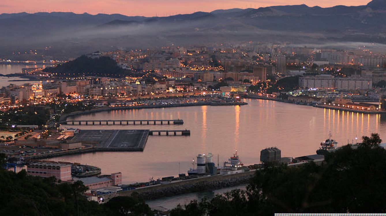 Foto: Vista aérea de Ceuta y la bahía norte desde el monte Hacho.