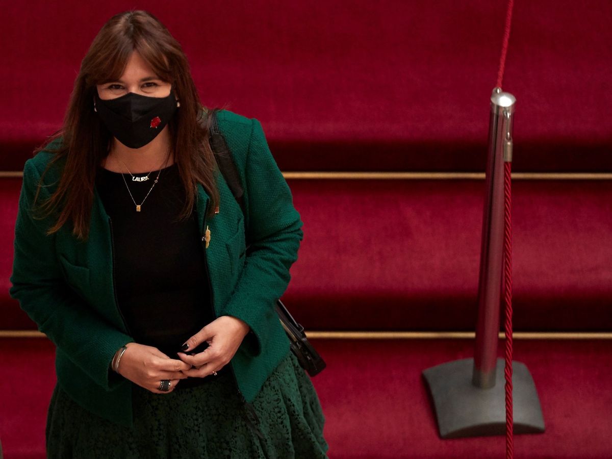 Foto: La presidenta del Parlament, Laura Borràs, en los pasillos de la cámara catalana. (EFE)