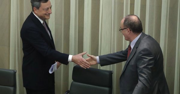 Foto: Mario Draghi saluda a Luis María Linde en su visita al Banco de España (EFE)