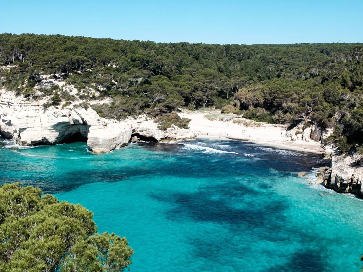 Foto: Descubre playas con encanto como la cala Mitjana, en Menorca.(Joao Branco/Unsplash)