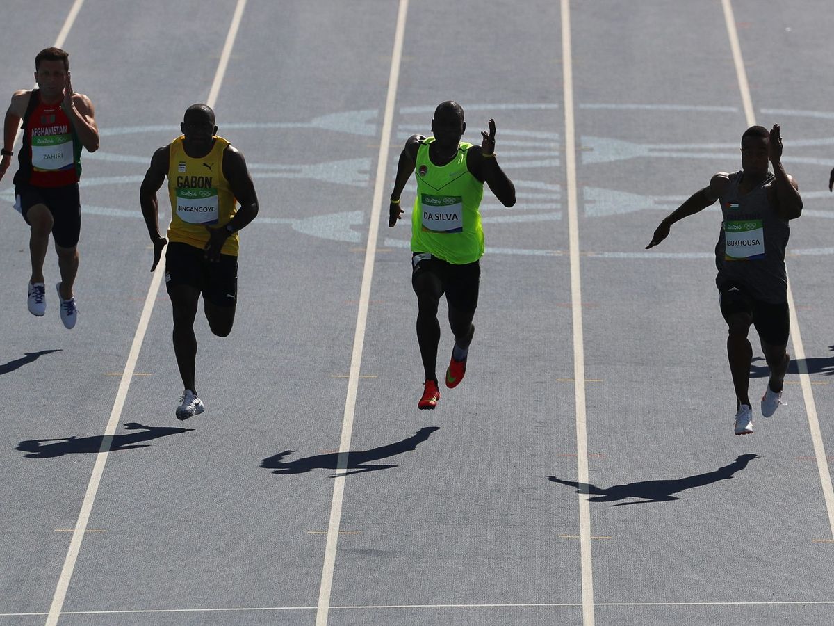 Foto: Vista general de los competidores durante los 100 metros en los JJOO de Río. (EFE/Antonio Lacerda)