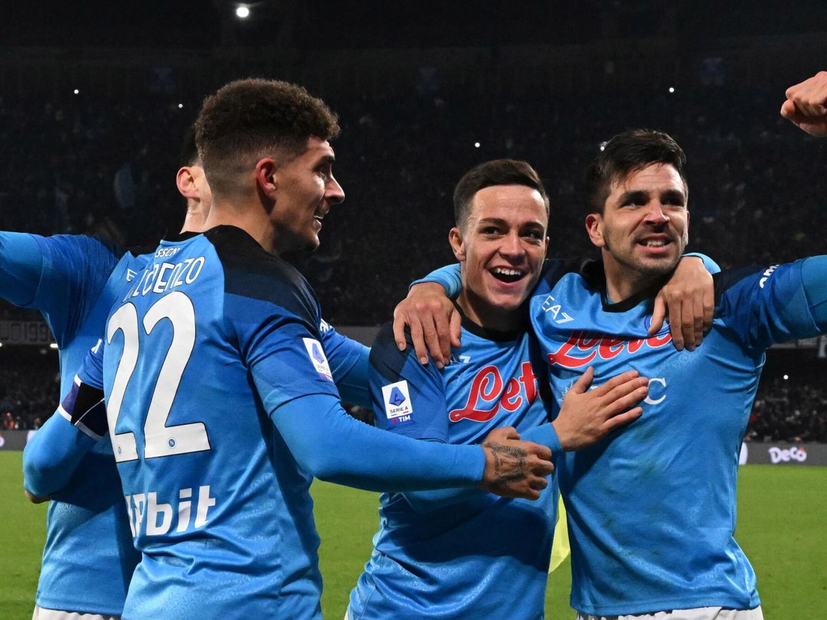 Foto: Simeone celebra un gol del Nápoles junto a sus compañeros. (EFE/Ciro Fusco)