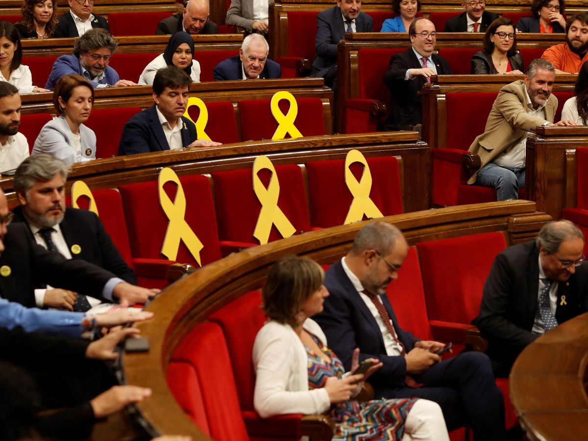 Foto: El presidente de la Generalitat, Quim Torra (d), y el resto de diputados en el Parlamento de Cataluña. (EFE)