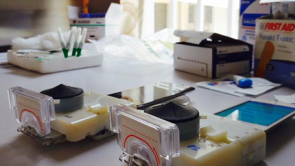 Con este dispositivo 'low cost' y tu móvil podrás diagnosticar VIH en 15 minutos