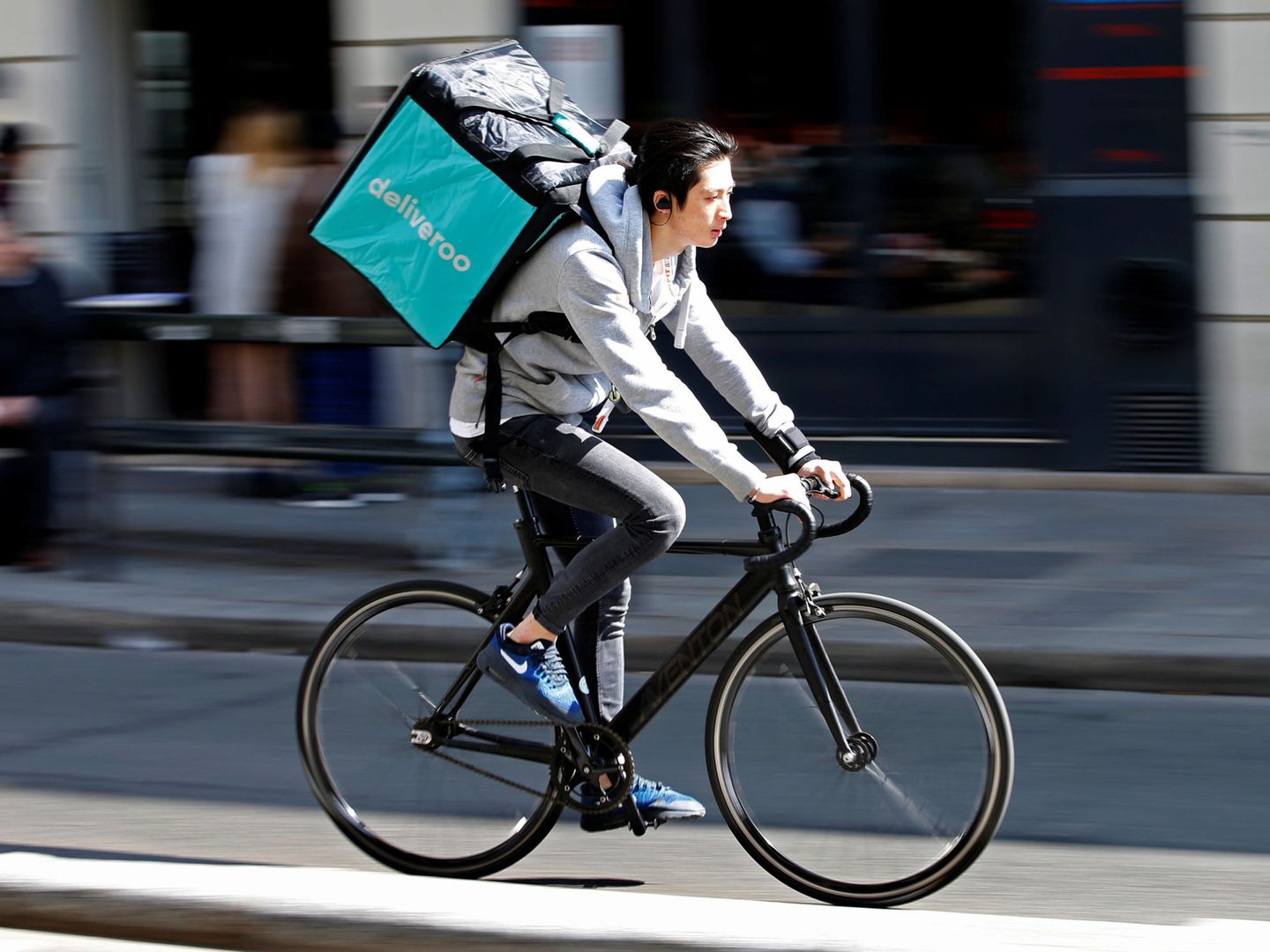 Los 'riders' de Deliveroo también son autónomos económicamente dependientes. (Reuters)