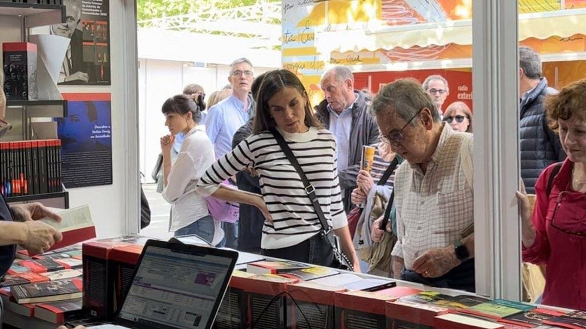 La visita fuera de agenda de la reina Letizia a la Feria del Libro con su look más 'casual'