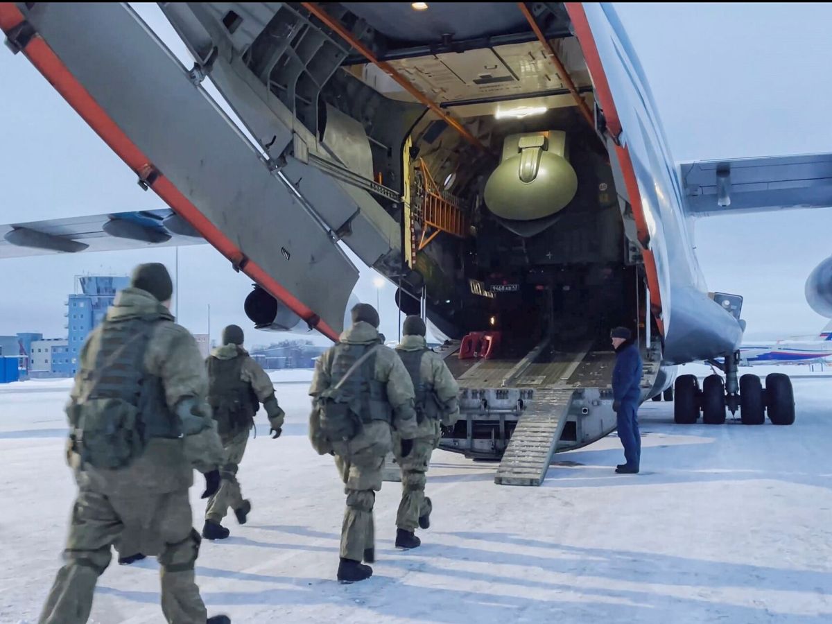 Foto: Soldados rusos embarcan rumbo a Kazajistán (Ministerio de Defensa ruso)