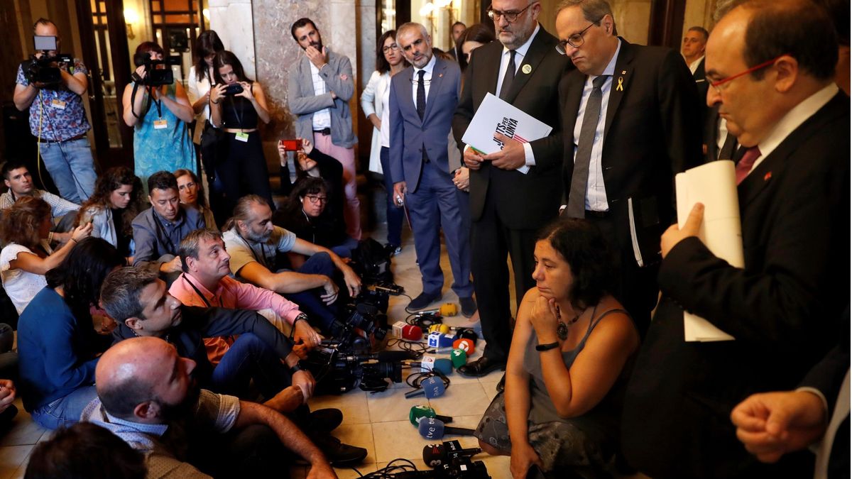 Sentada de periodistas en el Parlament contra las agresiones al informar del 'procés'