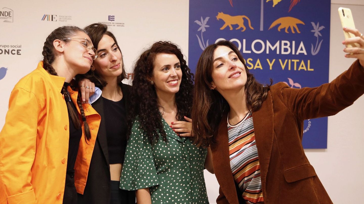 Las escritoras Ana Garriga, Carmen Urbita, Isabel Cadenas y la humorista gráfica Anastasia Bengoechea, durante su participación en el debate Efeminista. (EFE/Javier López) 