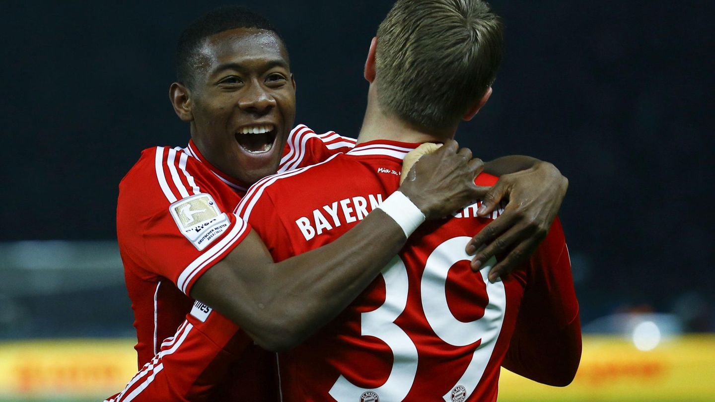 Alaba y Kroos, abrazados en el Bayern. (Reuters/Kai Pfaffenbach)