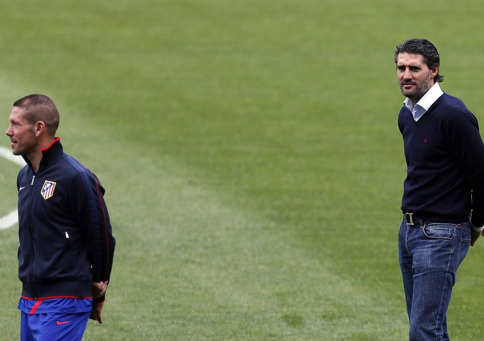 Foto: Simeone junto a Caminero durante un entrenamiento del Atlético (Efe).