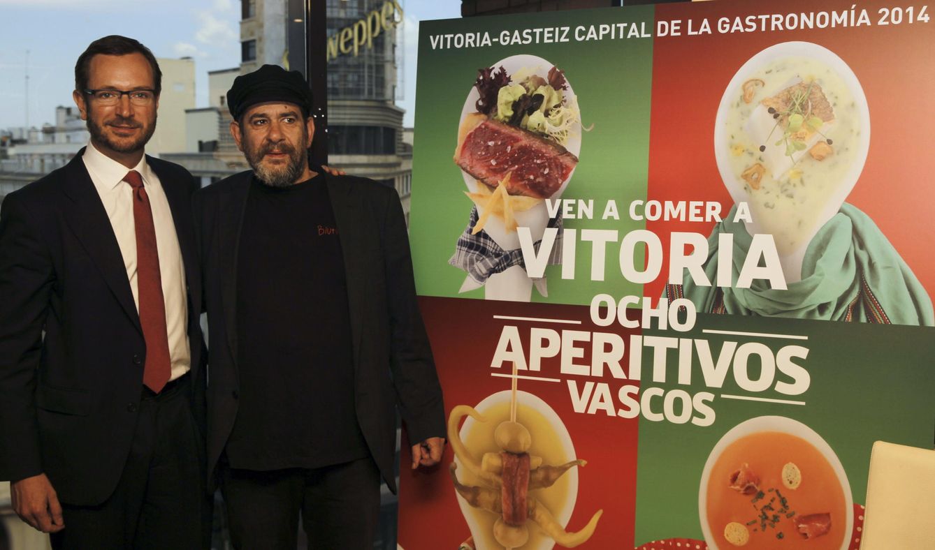 Javier Maroto y el actor Karra Elejalde, durante la presentación de la campaña 'Ocho aperitivos vascos'. (EFE)