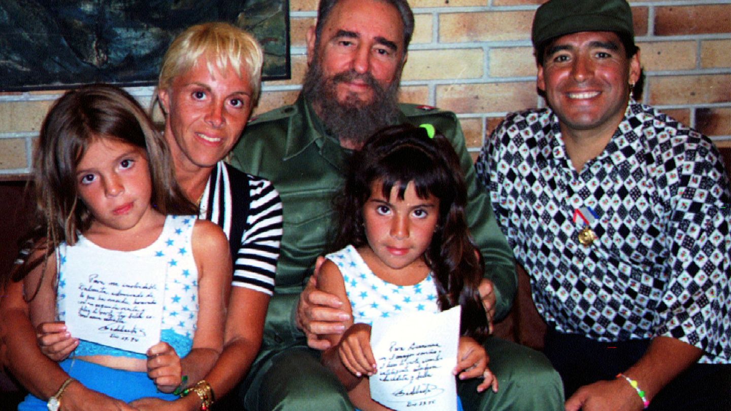 Maradona, Claudia Villafañe y sus dos hijas, junto a Fidel Castro en 1994. (EFE)