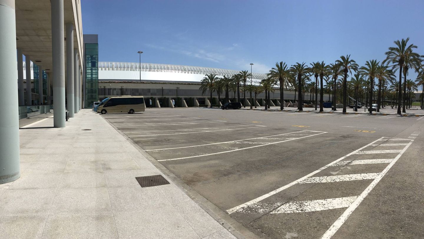 Aparcamiento de autobuses vacío en el aeropuerto de Palma. (D.B.)
