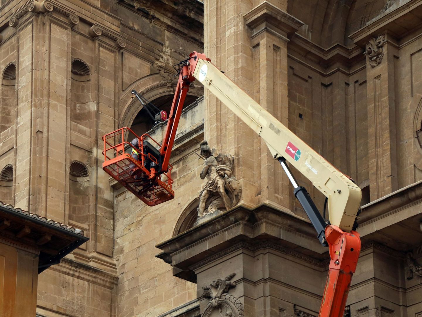 Trabajos en fachada de la Catedral de Granada tras la caía de dos pináculos. (EFE)