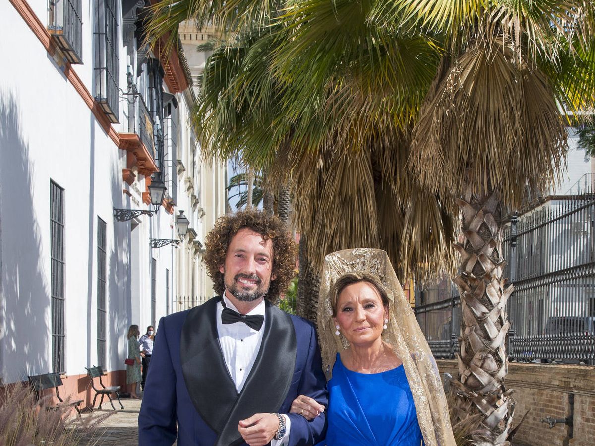 Foto: José Antonio León con su madre llegando a la iglesia. (Gtres)