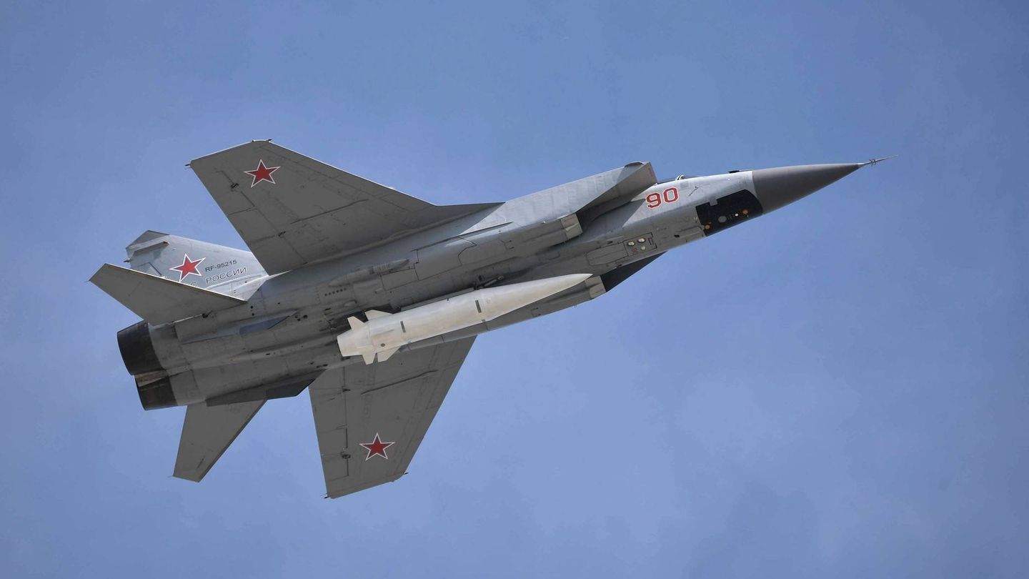 MiG-31K llevando un misil Kinzhal (Foto: Mil.Ru)