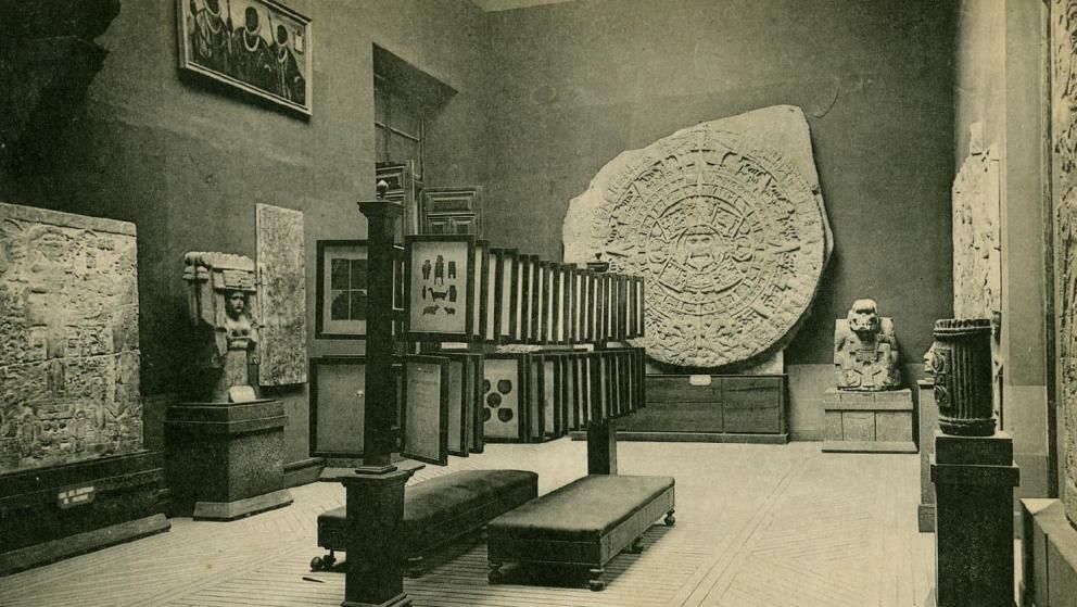 Postal de 1900, del archivo del MAN. Sala de Américas, con el gran calendario de Quetzalcoatl al fondo. (MCU)