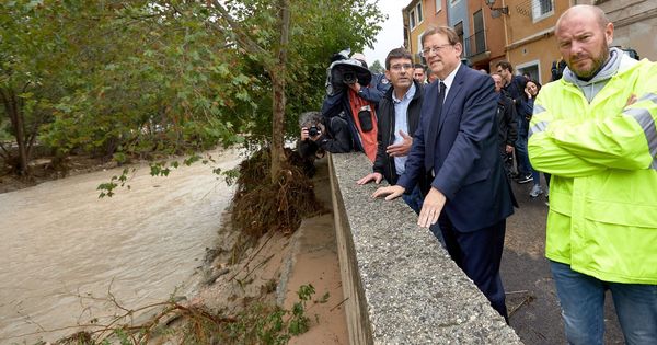 Foto: El presidente de la Generalitat, Ximo Puig, visita los lugares afectados junto al alcalde de Ontinyent, Jorge Rodríguez. (EFE)