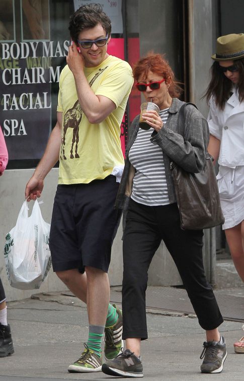 Susan Sarandon y Jonathan Brickil paseando por Nueva York en 2011