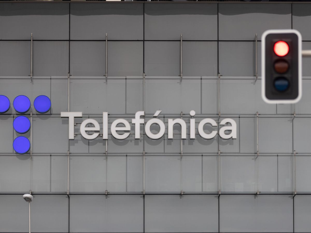 Foto: Logo de Telefónica junto a su sede. (EP/Eduardo Parra) 