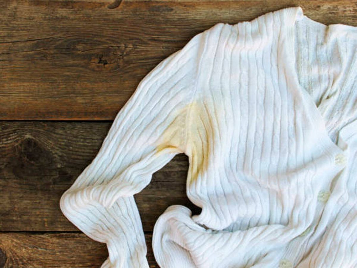 Foto: Trucos para eliminar las manchas amarillas en las axilas de la ropa blanca (iStock)