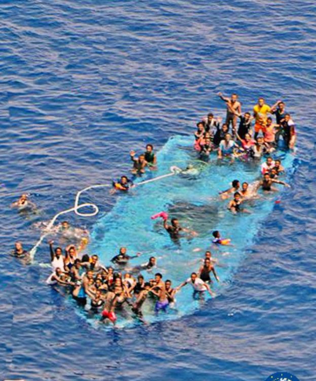 Foto: La Marina italiana rescató a 562 inmigrantes caídos al mar desde una barcaza el jueves y recuperaron cinco cadáveres. (EFE)