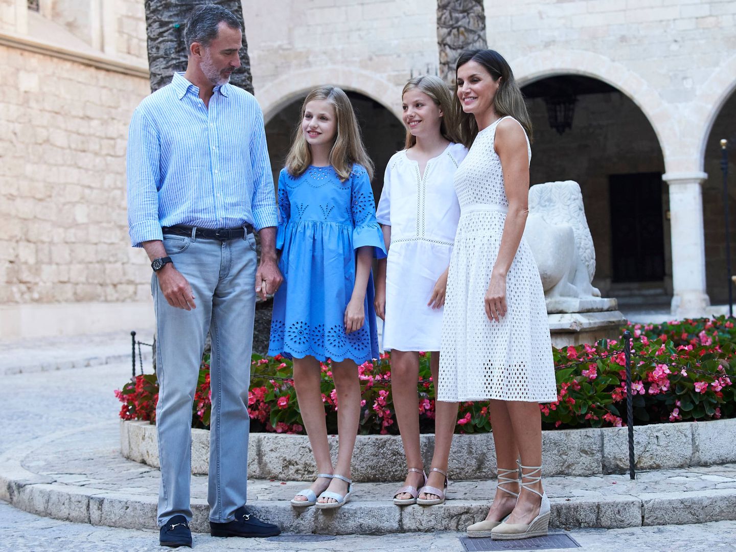 Los reyes Felipe y Letizia y sus hijas, Leonor y Sofía, en la Almudaina esta semana. (Limited Pictures)