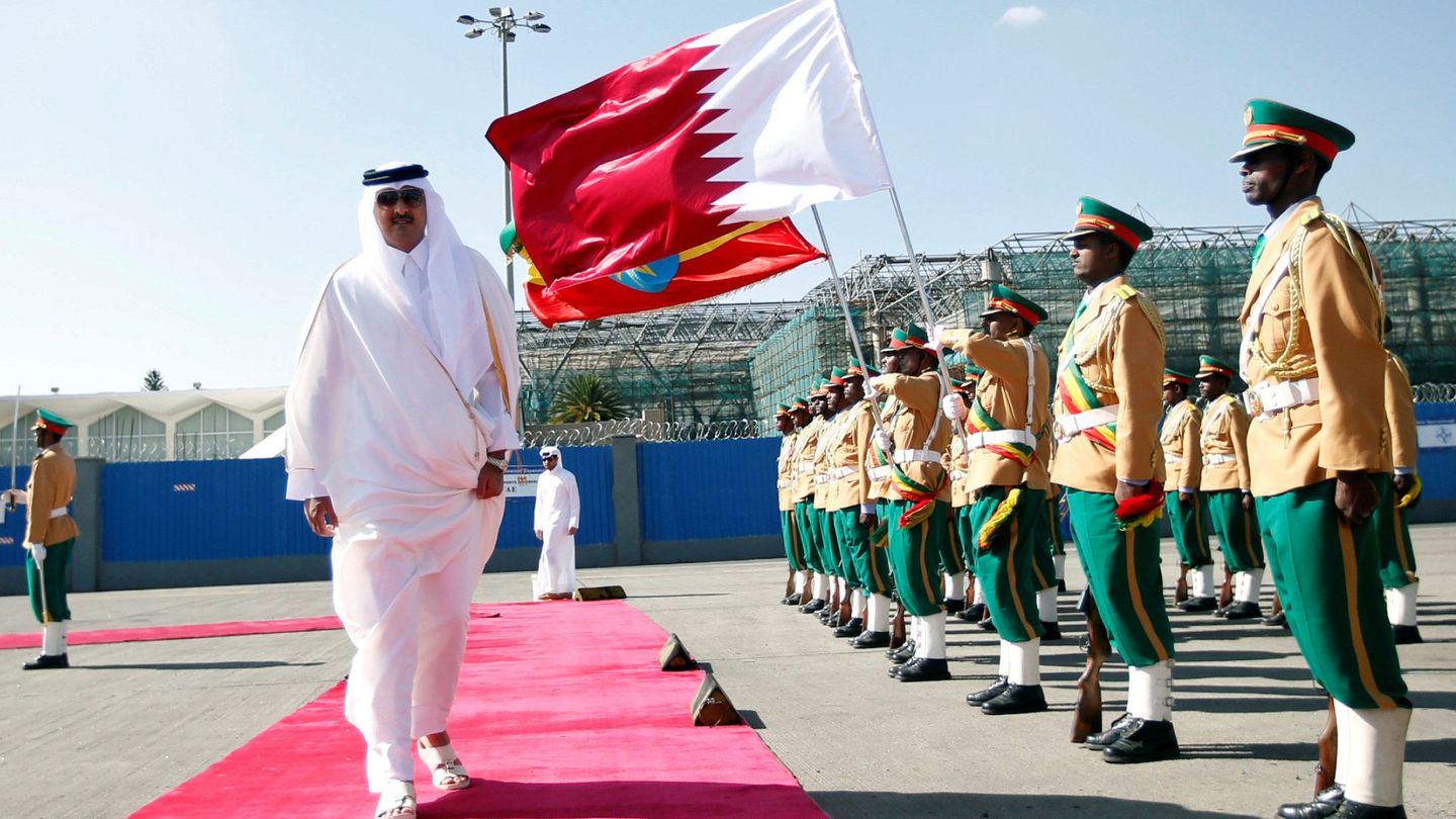 El emir Sheikh Tamim bin Hamad al-Thani de Qatar es recibido por una guardia de honor a su llegada a Etiopía, en abril de 2017. (Reuters)