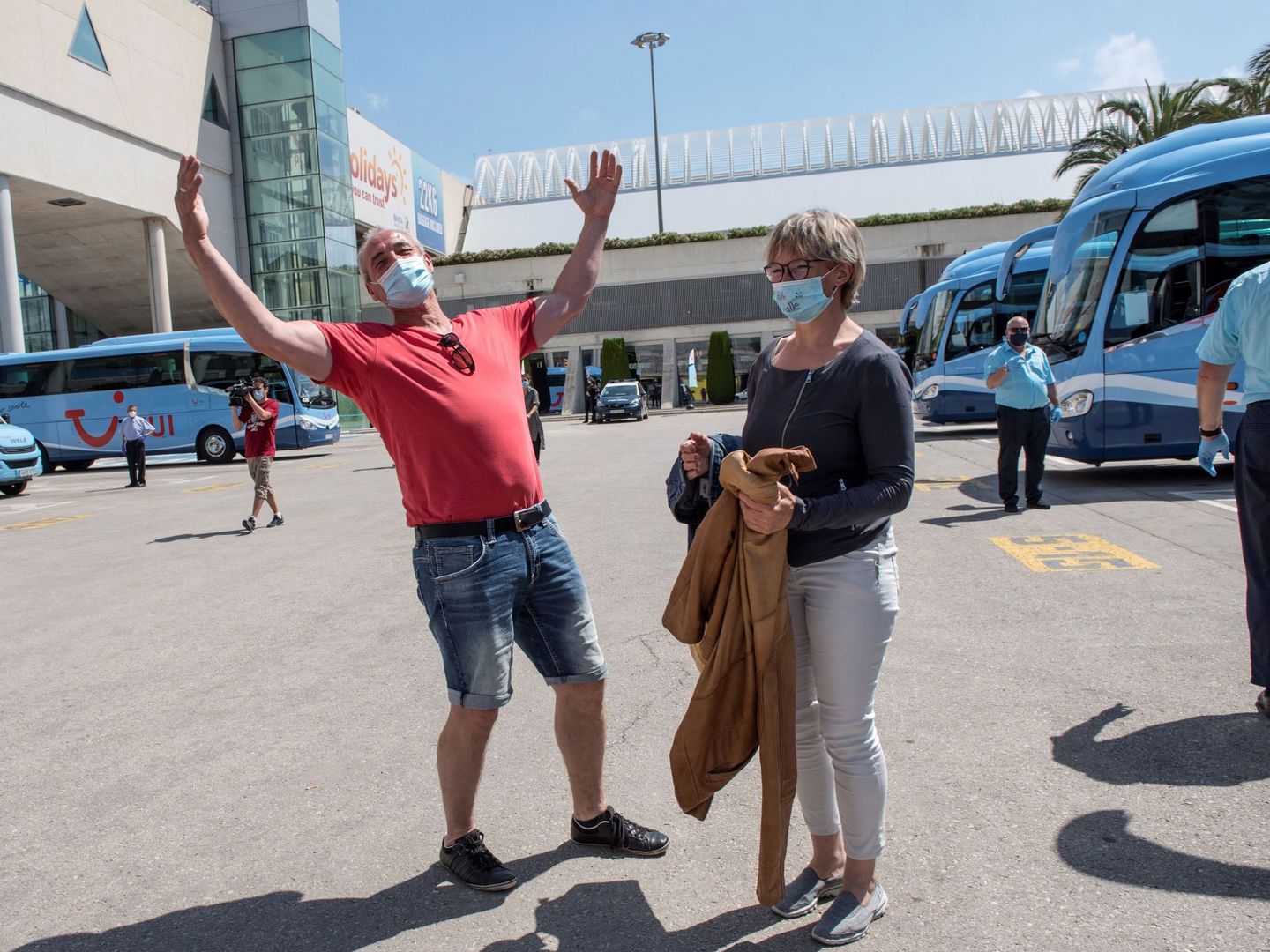 Turistas alemanes a su llegada a Mallorca. (EFE)