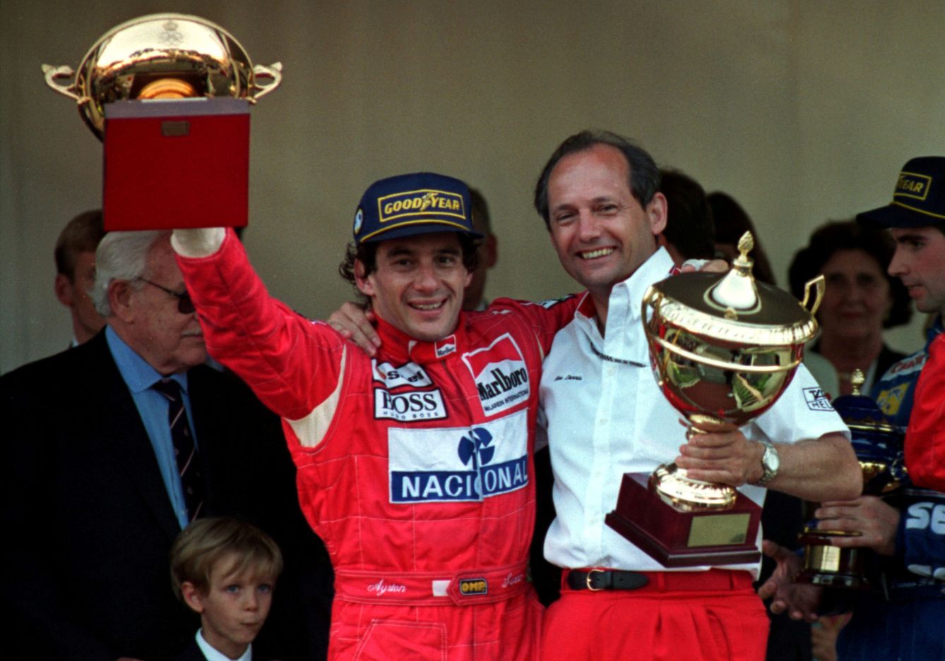 Ayrton Senna recibiendo el trofeo de campeón tras un Gran Premio. (Reuters)