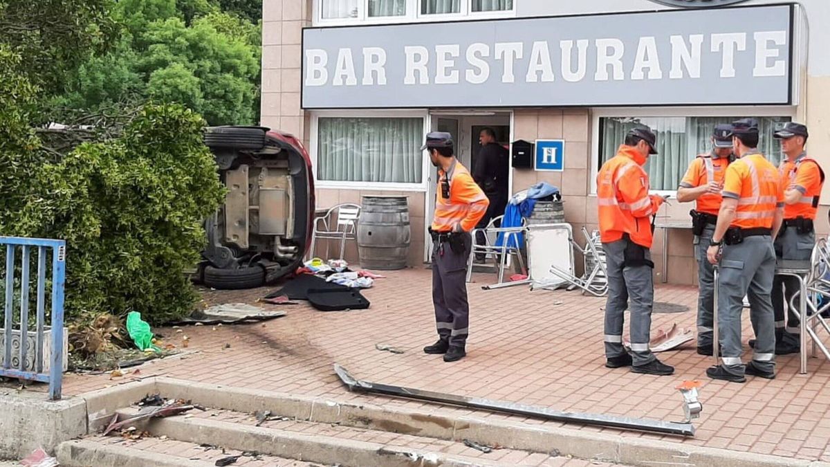 Dos mujeres heridas al arrollar un coche la terraza de un bar en Irurtzun (Navarra)