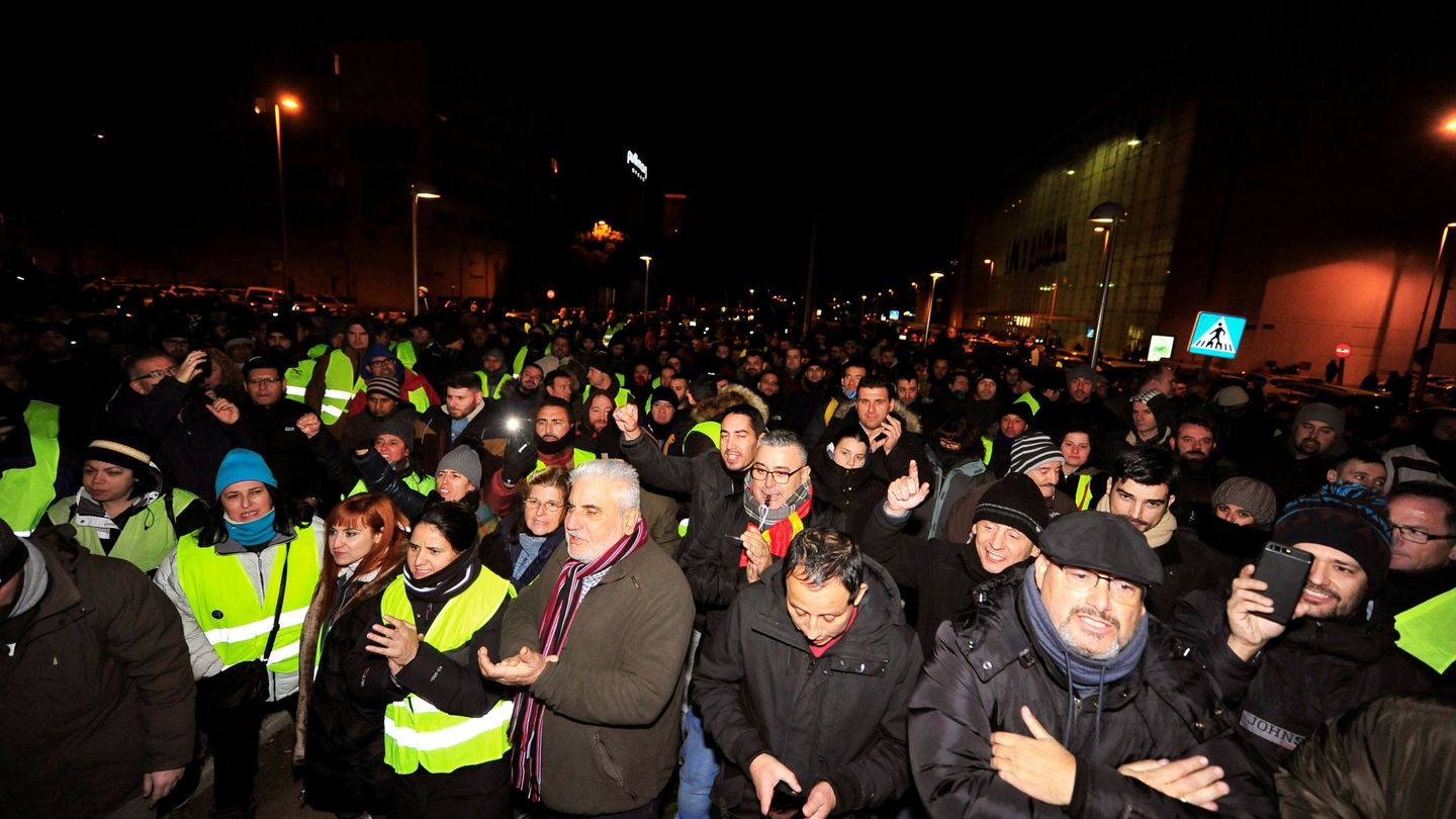 Los taxistas de Madrid continuaron anoche concentrados en los alrededores de Ifema en su segundo día de huelga indefinida. (EFE)