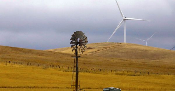 Foto: Una turbina eólica frente a un molinillo antiguo. (Reuters)