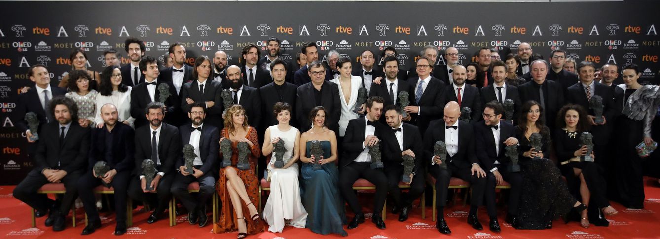Los premiados posan con sus galardones al término de la gala de entrega de los Premios Goya. (EFE)