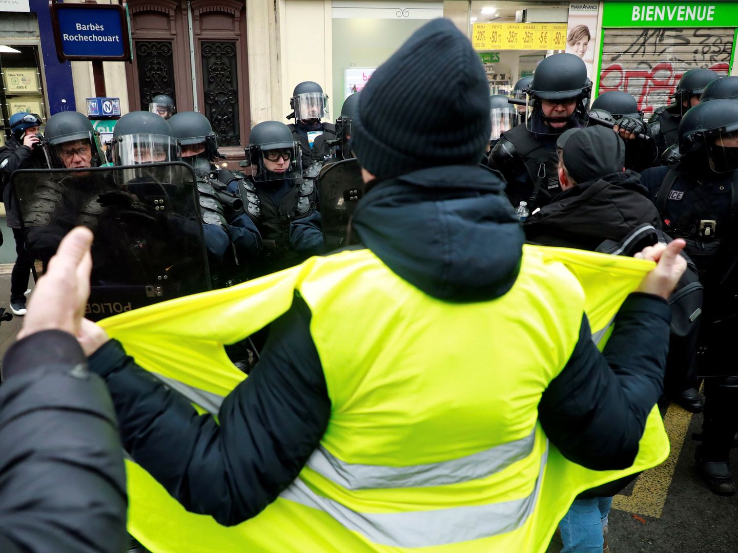Grupos de 'chalecos amarillos' multiplicaron los altercados y los actos de vandalismo en diferentes puntos de París. (EFE)